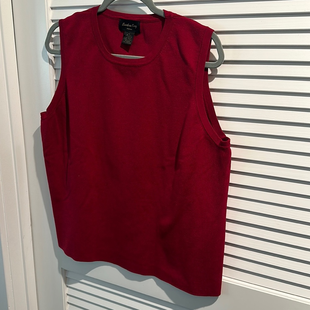 NWOT Sandra King Red Shell. 55% Silk, 20% Viscose, 25% Nylon. Size 2X